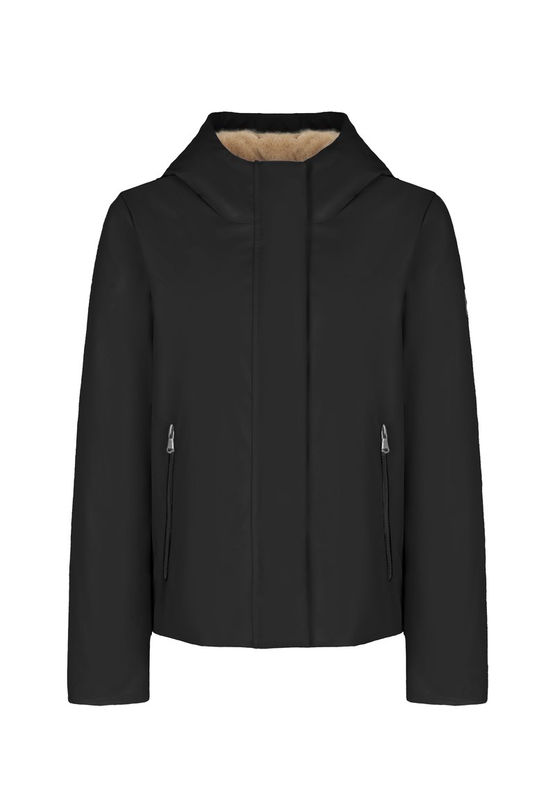 Giacca nera con colletto alto, tasche laterali con zip e una morbida fodera interna marrone chiaro. Texture esterna liscia, design minimale.