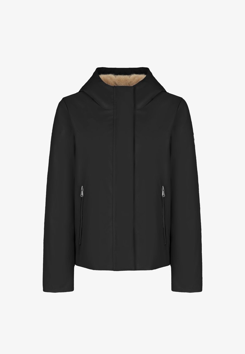 Giacca nera con colletto alto, tasche laterali con zip e una morbida fodera interna marrone chiaro. Texture esterna liscia, design minimale.
