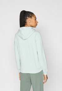 Ανοιχτό μπλε φούτερ με κουκούλα και κορδόνι, ριμπ μανσέτες και στρίφωμα. Απαλό υλικό, άνετη εφαρμογή, χωρίς ορατά σχέδια ή διακοσμητικά.