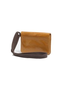 Mała prostokątna torebka crossbody z jasnobrązowej skóry z ciemnobrązowym regulowanym paskiem z tkaniny na białym tle.