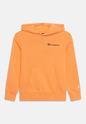 Orange hættetrøje med frontlomme, sort "Champion"-logo på brystet og lille "C"-logo på venstre ærmekant.