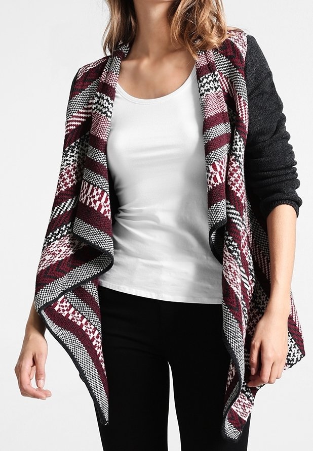 Stickad sjalcardigan i burgunderröd, svart och vit. Har en öppen front med ett mönstrat design, draperad asymmetrisk nederkant och långa ärmar.