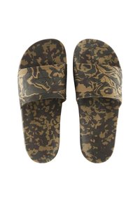 Sandales en plastique à motif camouflage, flexibles, avec une large sangle, un devant arrondi et une surface texturée pour une meilleure adhérence.