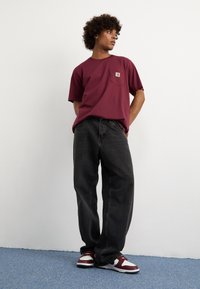 Carhartt WIP POCKET - Jednoduché tričko - malbec