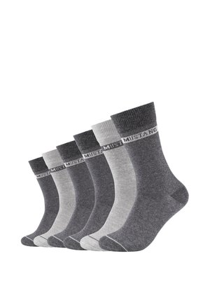 Set aus fünf Socken in Grautönen, die von dunkel bis hell variieren, mit gerippten Bündchen und "Mustang"-Logo am Band.