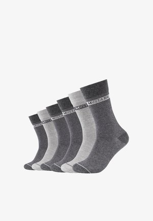 Set di cinque paia di calze in diverse tonalità di grigio, che variano dal scuro al chiaro, con bordo a coste e logo "Mustang" sulla fascia.