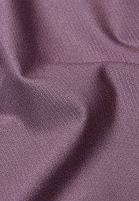 Texturerad tyg i dämpad lila nyans, med fina diagonala ränder och en svag lyster, vilket skapar djup och visuellt intresse.