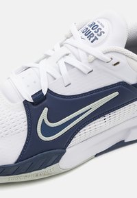 Nike Performance CROSSCOURT - Tenisice za sve terene - white/light silver/midnight navy