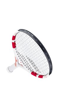 Tennissla met een wit en rood frame, zwart besnaring en een gestructureerde grip. Gebogen kop met een ronde vorm en duurzame constructie.