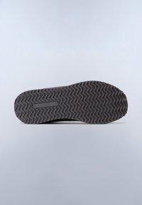 Sole di scarpa in gomma nera con un motivo di battistrada ondulato e logo "NAPAPIJRI" in rilievo. Texture liscia, progettata per la trazione.