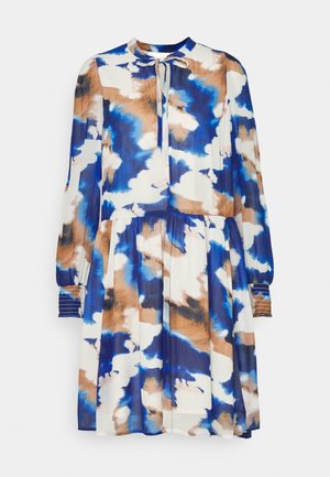 Robe à manches longues en tissu léger, arborant un motif abstrait bleu, marron et blanc, avec un col tie et des poignets élastiqués.