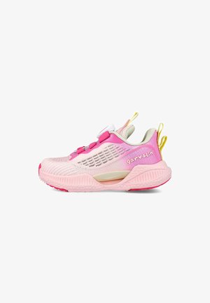 Zapatillas deportivas rosas con un upper de malla transpirable, suela texturizada y sistema de cordones integrado; cuenta con acentos amarillos y blancos.