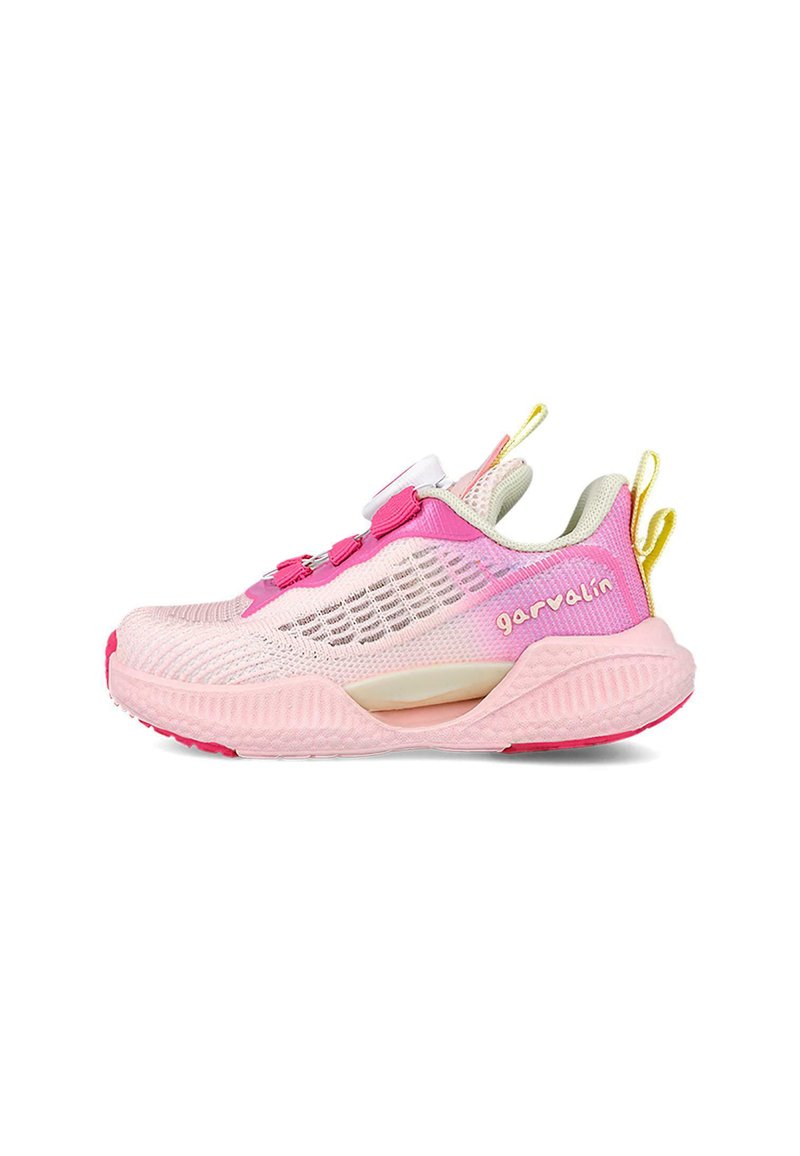 Zapatillas deportivas rosas con un upper de malla transpirable, suela texturizada y sistema de cordones integrado; cuenta con acentos amarillos y blancos.