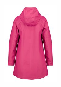 Roze waterdichte regenjas met een capuchon, lange mouwen en een middellange snit. Glad textuur zonder zichtbare patronen of hardwaredetails.