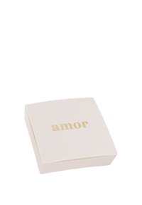 Scatola per gioielli quadrata di un tenue rosa pallido con il testo dorato "amor" centrato sul coperchio, su uno sfondo bianco.