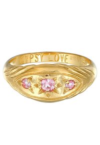 Guldring med tre rosa stenar i en präglad, oval design med ett stjärnmotiv. Inskrift "GYPSY LOVE" på insidan av ringen.
