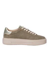 Olijfgroene suède lage sneakers met een beige plateauzool, metalen hielaccenten en crèmekleurige veters. Gladde textuur, casual ontwerp.