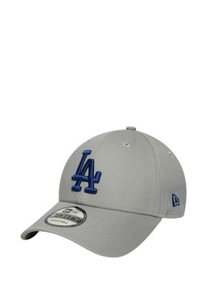 Gorra de béisbol gris con visera curva, que presenta un logo bordado en relieve de color azul con "LA" en la parte frontal y ojales de ventilación en la corona.