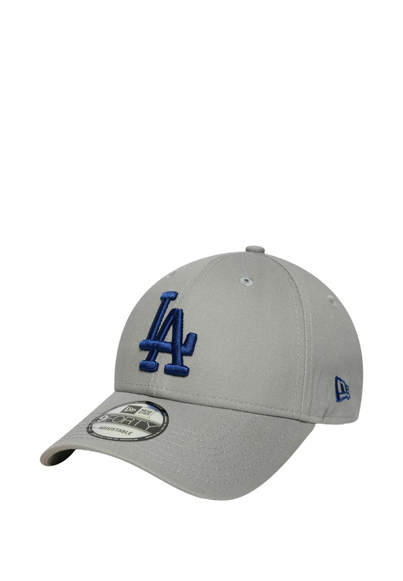 Gorra de béisbol gris con visera curva, que presenta un logo bordado en relieve de color azul con "LA" en la parte frontal y ojales de ventilación en la corona.