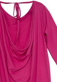 Różowa bluzka z dekoltem w serek i odkrytymi plecami, zapinana na wiązanie. Wykonana z miękkiego materiału, posiada długie rękawy i luźny krój.