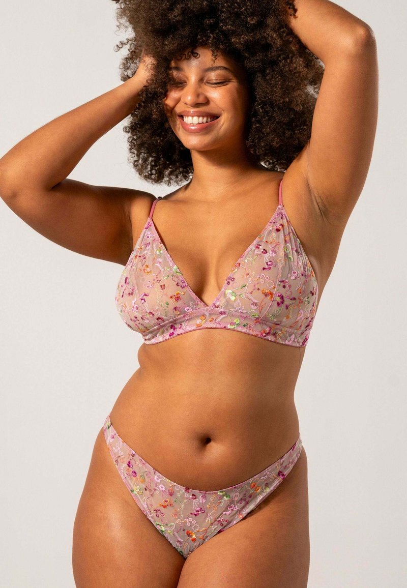 Spetsbralette och matchande trosor i mjuk rosa med flerfärgad blommig broderi. Justerbara axelband och design med låg midja.