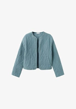 Lyseblå quiltet jakke med lange ærmer, rund halsudskæring, åben front, små metalnitter langs kanterne og to forlommer.