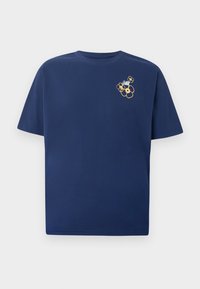 Κοντομάνικη μπλούζα σε ναυτικό μπλε χρώμα με μικρή ομάδα γραφικών με κίτρινα και λευκά λουλούδια στο πάνω αριστερό μέρος του στήθους.