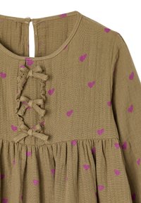 Olivengrünes Kleid mit rundem Ausschnitt, drei rosa herzförmigen Mustern und dekorativen Schleifen entlang der vorderen Öffnung. Texturierter Stoff.