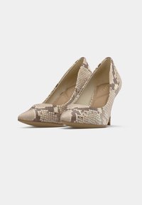 Chaussures à talons hauts imprimé serpent beige et marron avec un bout pointu et une texture lisse, dotées d'un talon conique modéré.