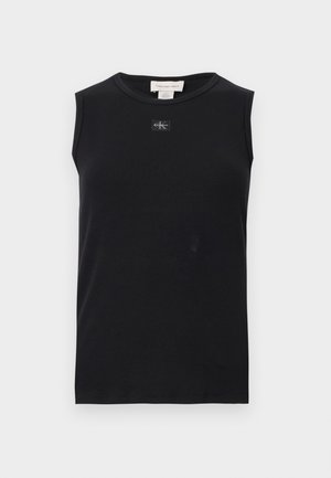 Top nero senza maniche a coste con scollo rotondo e piccolo logo Calvin Klein centrato sotto il colletto.
