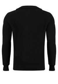 Schwarzer gerippter Strickpullover mit klassischem Rundhalsausschnitt, langen Ärmeln und schmalen Bündchen. Glatte Textur ohne Muster oder Verzierungen.