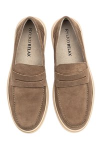 Loafers din suede maroniu cu un design cusut și vârf tip mocasin. Prezintă un accent cu plisă duală în partea de sus și o talpă din cauciuc de culoare deschisă.