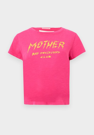 T-shirt in cotone rosa con maniche corte e collo rotondo. Presenta una scritta grafica in giallo audace che recita "MOTHER BAD DECISIONS CLUB."