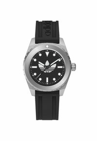 Montre avec bracelet en caoutchouc noir, boîtier en acier inoxydable, cadran noir avec marqueurs d'heure blancs et logo Adidas, aiguilles argentées et lunette texturée.