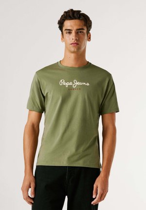 Olijfgroene katoenen t-shirt met korte mouwen en een ronde hals, met aan de voorkant witte tekst "Pepe Jeans London".