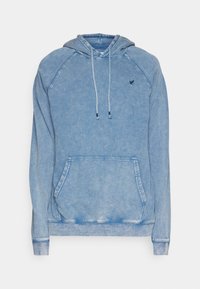 Ljusblå denimhoodie med en kenguruficka, dragsko på huvan och raglanärmar. Har en liten logotyp på bröstet.