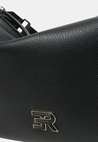 Zwarte gestructureerde leren tas met een geometrisch ontwerp, voorzien van een opvallend goudkleurig logo accent aan de voorkant.