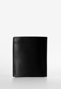 Zwarte leren portemonnee met een gladde textuur, rechthoekige vorm en gestikte randen. Heeft een minimalistisch ontwerp en geen zichtbare hardware.