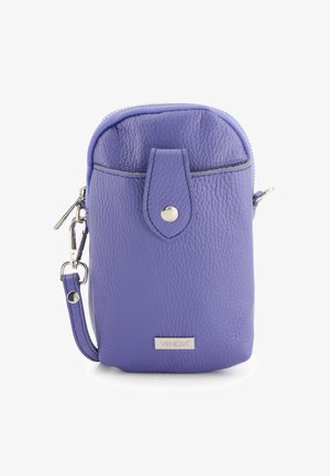 Fialová kožená kapsa na smartphone s zipovým uzávěrem, předním klopovým víkem a kovovým patentem. Obsahuje odnímatelný popruh a texturovaný povrch.