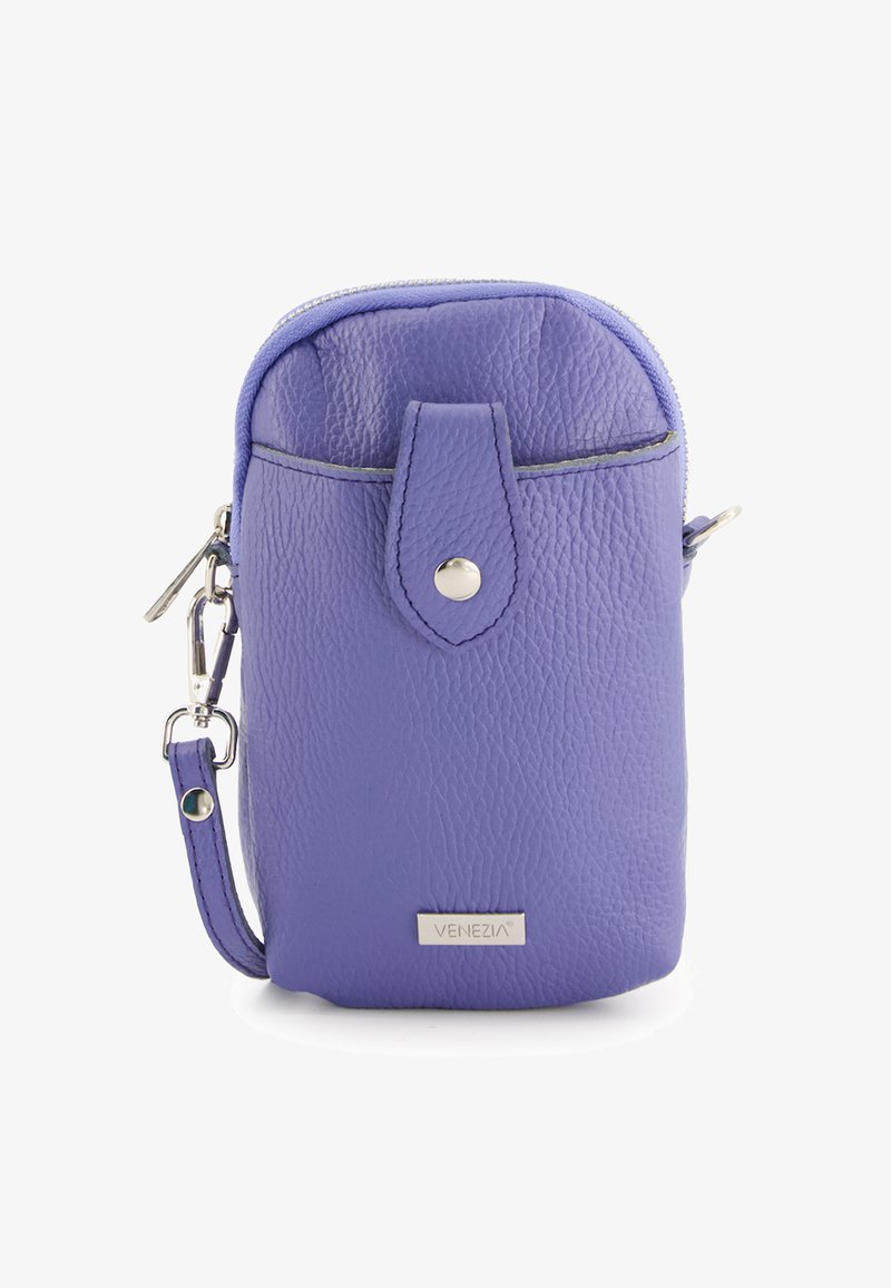 Fioletowa skórzana etui na smartfon z zamknięciem na zamek, przednią klapką i metalowym zatrzaskiem. Posiada odpinany pasek oraz teksturowaną powierzchnię.