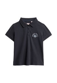 Camisa polo en color navy, fabricada en algodón, con un cuello clásico, mangas cortas y un gráfico impreso en el pecho que dice "Superdry Athletics."
