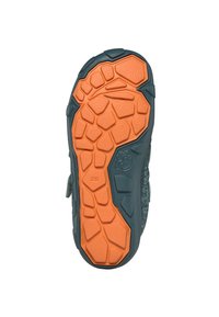 Sole di una scarpa da bambino in materiale grigio scuro testurizzato con suola in gomma arancione. Il design include un motivo di battistrada per la trazione. Taglia contrassegnata come 28.