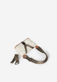 Lichtbeige crossbodytas met een bruine leren accenten, verstelbare kaki riem en een zijgesp. De stof heeft een gladde afwerking.