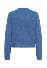 Modrý pletený svetr s žebrovanou texturou, dlouhými rukávy a zkráceným střihem. Výstřih je kulatý a jednoduchý.