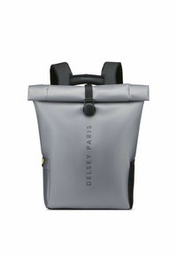Zaino a roll-top grigio con accenti neri, realizzato in materiale durevole. Presenta spallacci regolabili, stampa con logo e tasche laterali.
