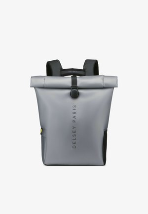 Mochila gris de tipo roll-top con acentos negros, fabricada en material duradero. Cuenta con correas ajustables, impresión del logotipo y bolsillos laterales.