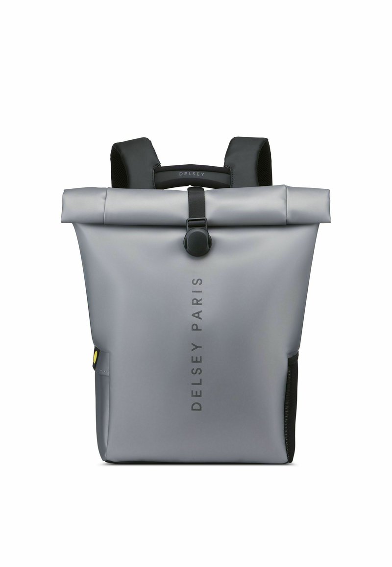 Zaino a roll-top grigio con accenti neri, realizzato in materiale durevole. Presenta spallacci regolabili, stampa con logo e tasche laterali.