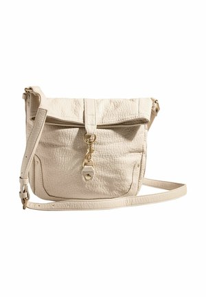 Sac bandoulière en cuir texturé crème avec rabat, fermoir doré, poche avant et sangle d'épaule réglable.