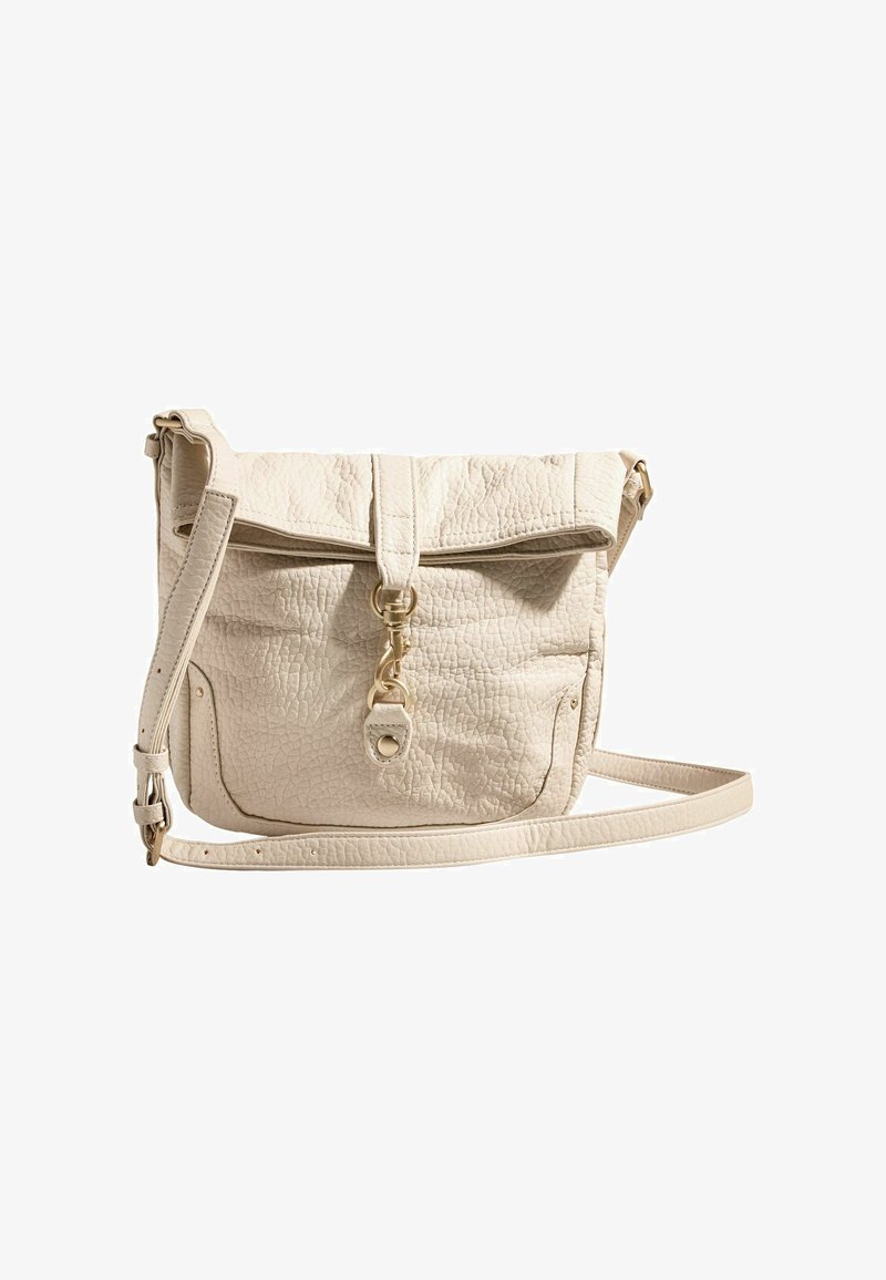 Sac bandoulière en cuir texturé crème avec rabat, fermoir doré, poche avant et sangle d'épaule réglable.