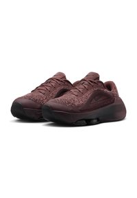 Bordowe buty sportowe z teksturowaną cholewką z dzianiny, wzmocnionym czubkiem i czarną gumową podeszwą z widocznymi jednostkami poduszek powietrznych.